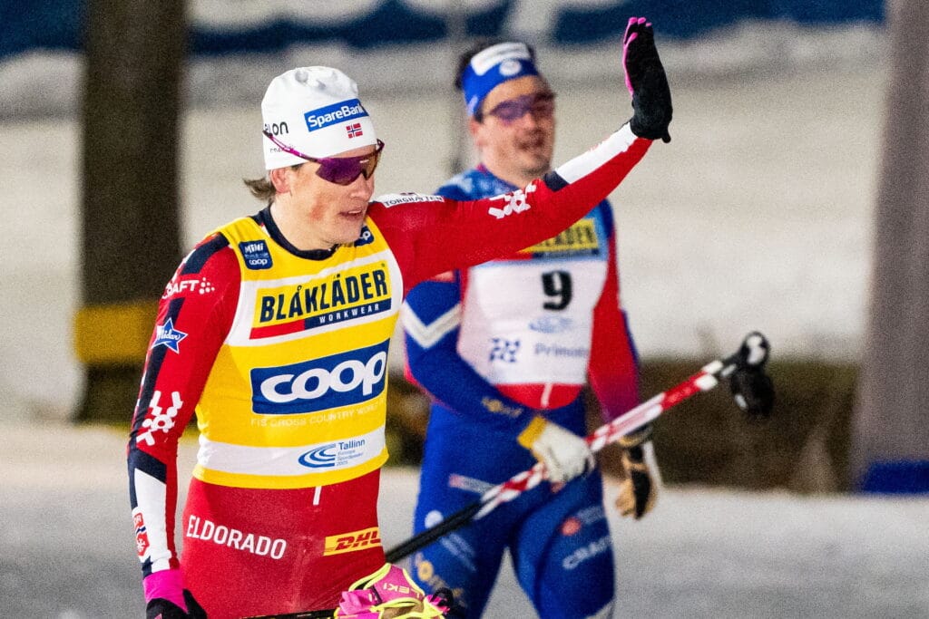 250319 Johannes Høsflot Klæbo of Norway celebrates after the Men's sprint final during the FIS Cross-Country World Cup on March 19, 2025 in Tallin. Foto: Kalle Parkkinen / BILDBYRÅN