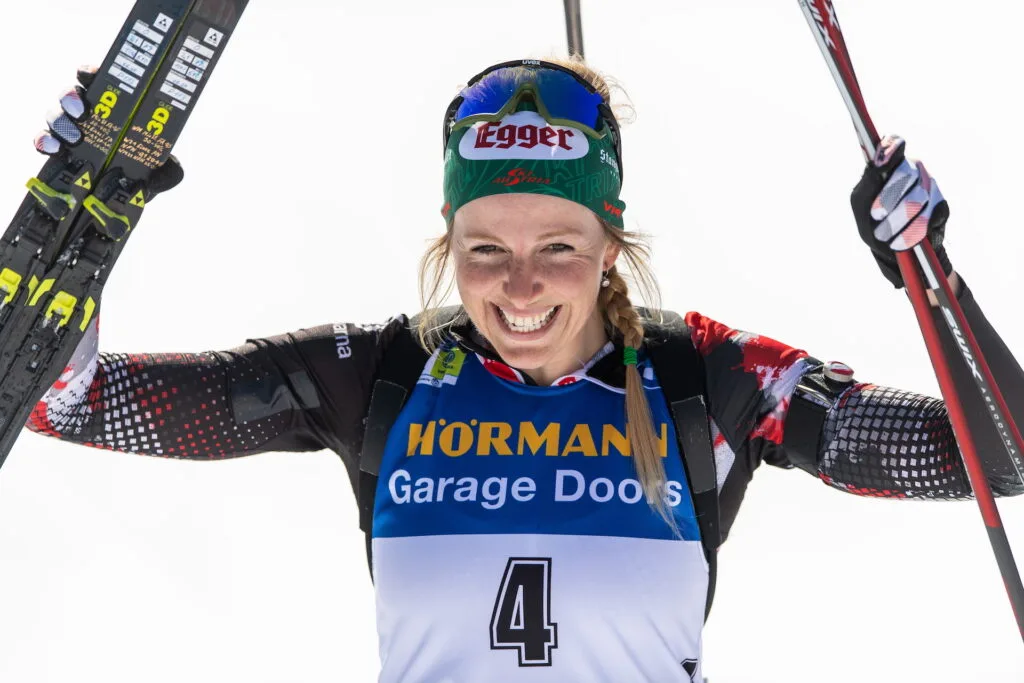 Lisa Theresa Hauser tok gull på fellesstarten under VM 2021 i Pokljuka. Det er foreløpig hennes største meritt som skiskytter. Foto: Joel Marklund / BILDBYRÅN 