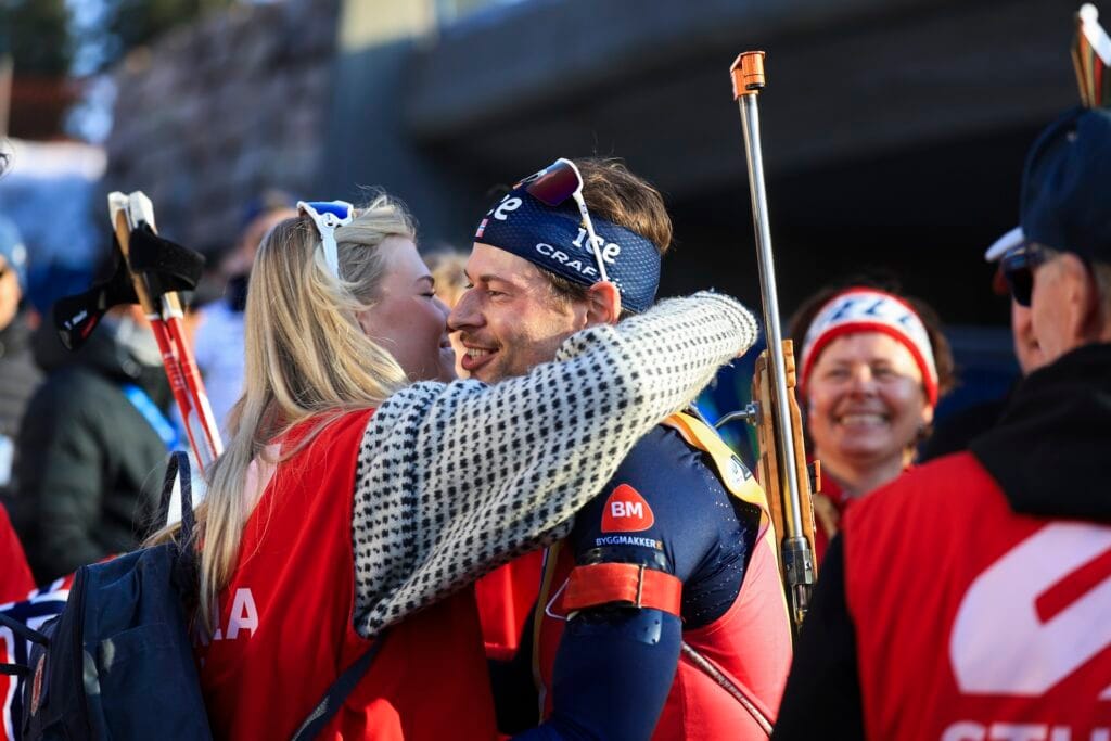 Sturla Holm Lægreid vant verdenscupen sammenlagt i vinter, etter finalehelga i Holmenkollen. Da hadde knapt klemt kjæresten siden november. Foto: Manzoni/NordicFocus 