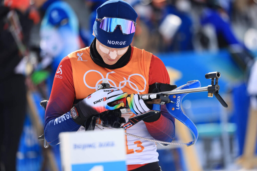 Johannes Thingnes Bø under OL-stafetten i 2022. Foto: Manzoni/NordicFocus. 