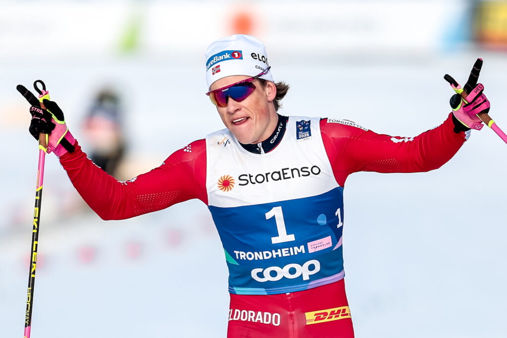 Johannes Høsflot Klæbo etter seieren på VM-femmila i Trondheim, hans sjette gull av seks mulige under mesterskapet på hjemmebane. Foto: Modica/NordicFocus.