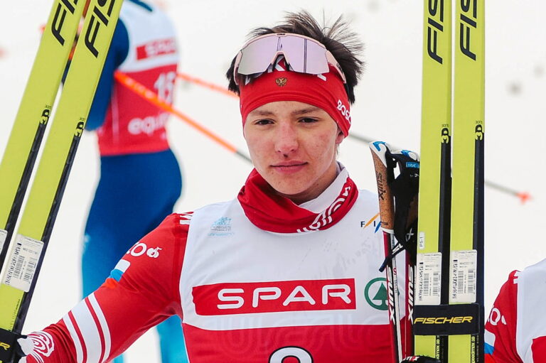 220222 I denna handout-bild Norges skidförbund syns Rysslands Saveliy Korostelev, silver, Alexander Ivshin, guld, och Nikita Denisov, brons, under junior-VM i skidor den 22 februari 2022 i Lygna. Foto: Tom-Vegard Feltstykket / HANDOUT / BILDBYRÅN /