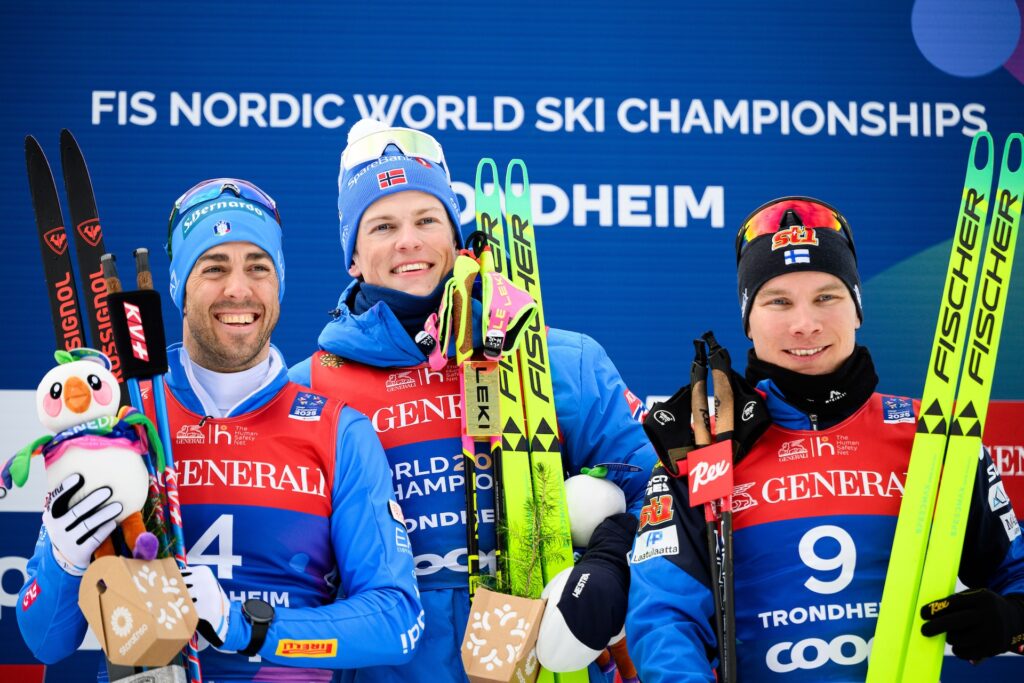 Federico Pellegrino of Italy, Johannes Høsflot Klæbo of Norway and Lauri Vuorinen of Finland celebrate on the podium after the men's free technique sprint final during day 2 of the 2025 FIS Nordic Ski World Championships on February 27, 2025 in Trondheim. Foto: Maxim Thore / BILDBYRÅN 