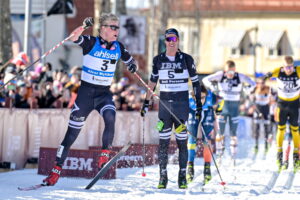 ALVAR MYHLBACK jubler over seieren i Vasaloppet foran Emil Persson. Foto: NORDIC FOCUS