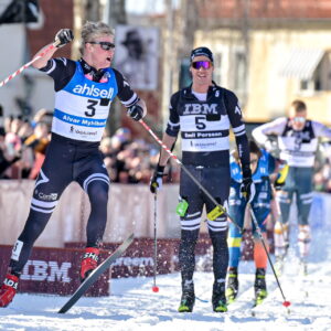ALVAR MYHLBACK jubler over seieren i Vasaloppet foran Emil Persson. Foto: NORDIC FOCUS