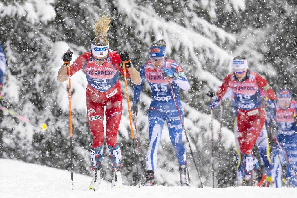 240104 Skidor DAVOS,SWITZERLAND,04.JAN.24 - NORDIC SKIING, CROSS COUNTRY SKIING - FIS World Cup, Tour de Ski, 20km pursuit, classic, ladies. Image shows Oeyre Astrid Slind (NOR), Krista Parmakoski (FIN) and Austgulen Kristin Fosnaes (NOR).