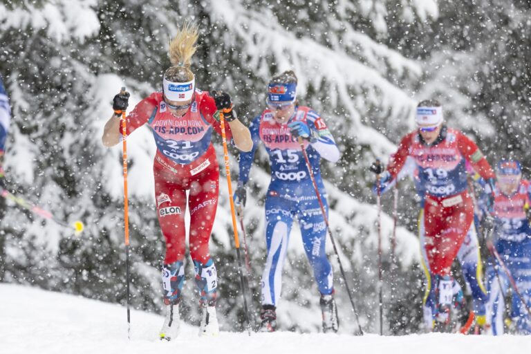 240104 Skidor DAVOS,SWITZERLAND,04.JAN.24 - NORDIC SKIING, CROSS COUNTRY SKIING - FIS World Cup, Tour de Ski, 20km pursuit, classic, ladies. Image shows Oeyre Astrid Slind (NOR), Krista Parmakoski (FIN) and Austgulen Kristin Fosnaes (NOR).