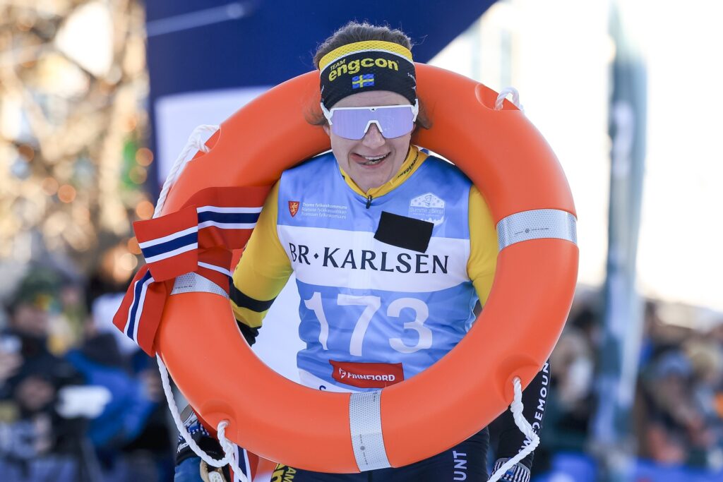 Ebba Andersson knuste langløpseliten i Ski Classics Reistadløpet i mars, hennes første langløp siden 2022. Dagen etter gjentok hun suksessen i Ski Classics Finale Summit 2 Senja. Opplevelsen har gitt mersmak, og nå er hun en del av Team Engcon, profflaget til Jørgen Ulvang. Foto: Manzoni/NordicFocus