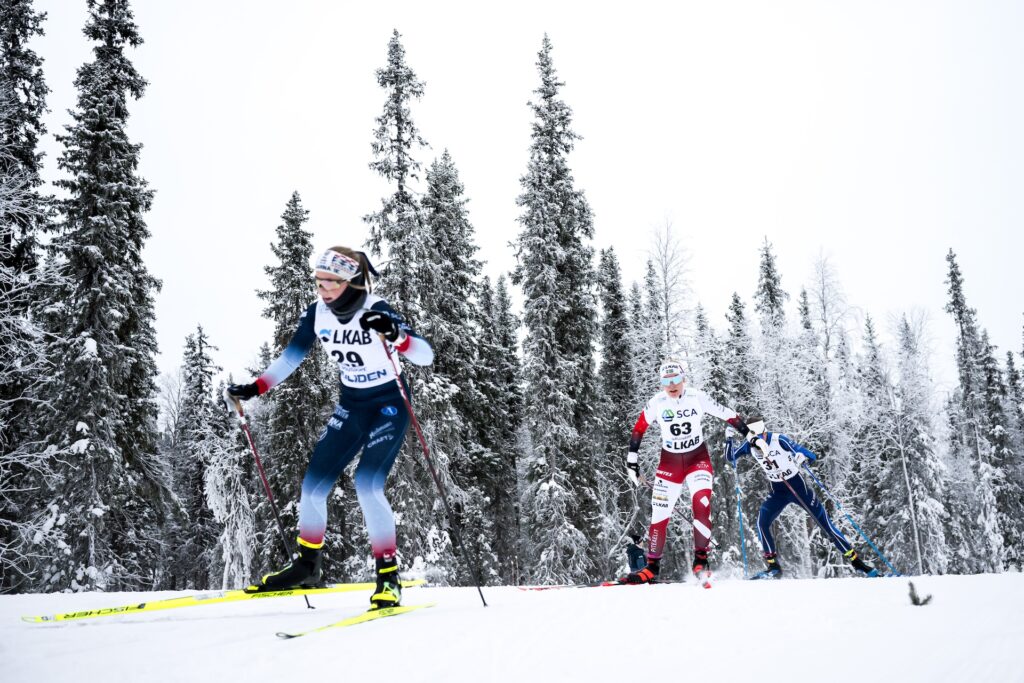 251123 Ida Nilsson, Åsarna IK, Lisa Vinsa, Piteå Elit SK, and Edit Söderlind, IFK Kiruna, compete in the women's 10 km free technique during the Swedish premiere cross country skiing race on November 23, 2025 in Gällivare. Photo: / kod MT / MT0902