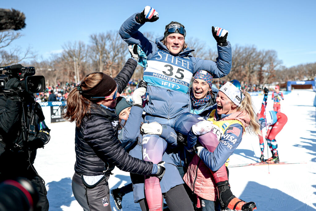 Gus Schumacher ble feiret som en helt da han vant verdenscupen i Minneapolis i 2024. Foto: Modica/NordicFocus.