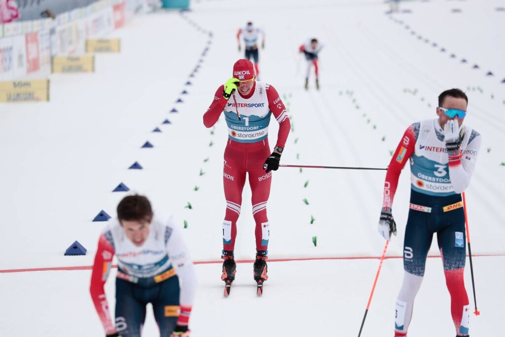Emil Iversen (til høyre) tok gull på VM-femmila i 2021, da Johannes Høsflot Klæbo ble disket for å ha hindret Alexander Bolshunov (midten) på oppløpet. Foto: Modica/NordicFocus.