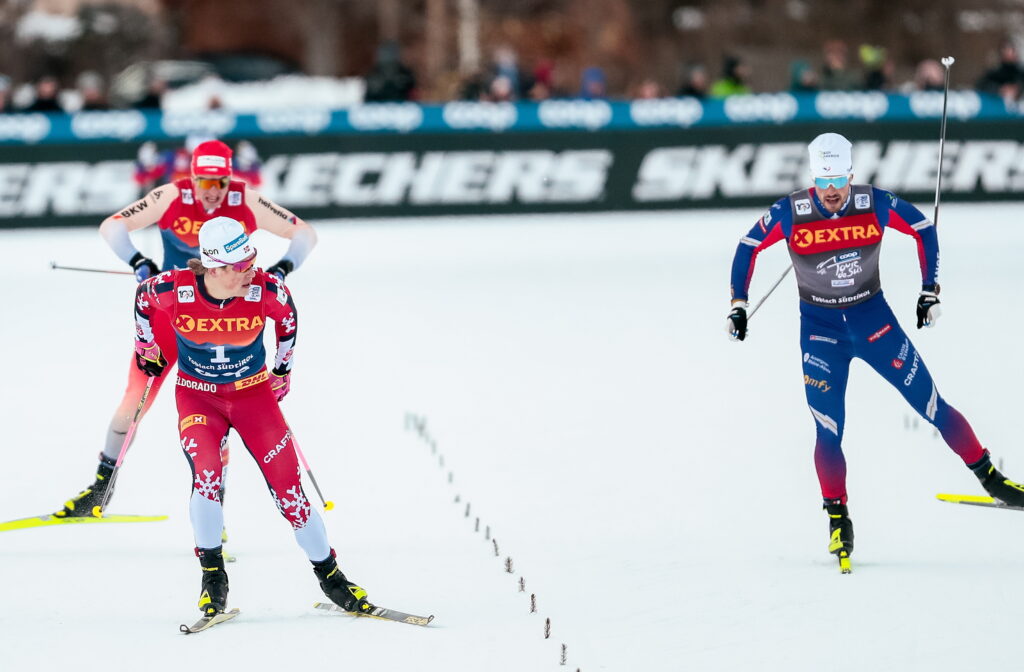 Johannes Høsflot Klæbo sikrer seg nok en seier i en sprint der Lucas Chanavat var med i finalen. Foto: Modica/ NordicFocus. 