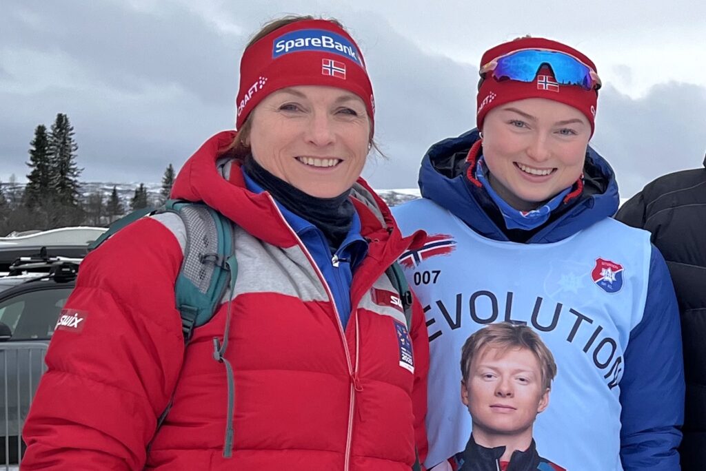 Mamma Tove Fjorden Ree og lillesøster Vilde Fjorden Ree under sesongåpningen på Beitostølen. Foto: Ingeborg Scheve / Langrenn.com