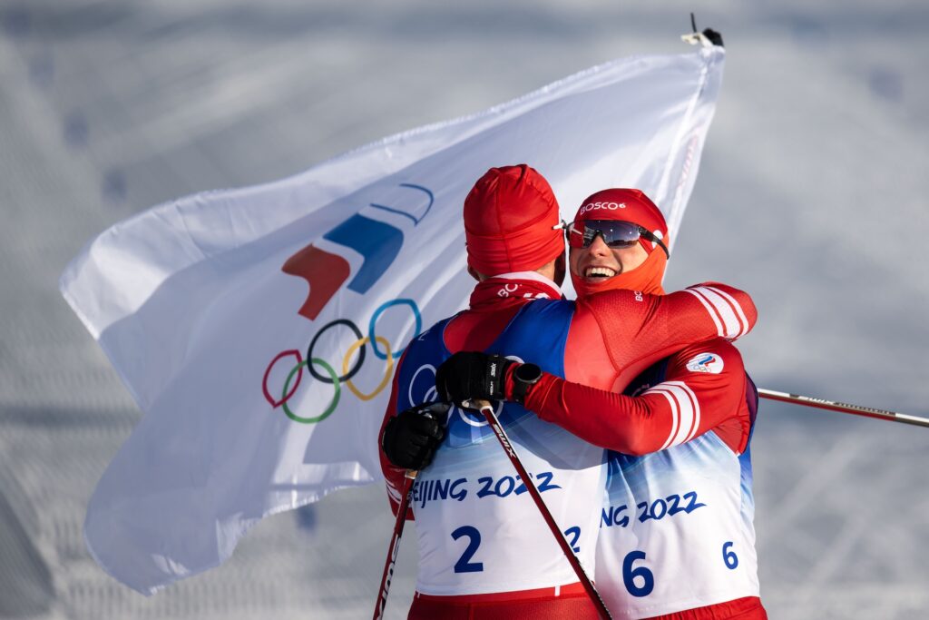 220206 Alexander Bolshunov of ROC (Russia) and Denis Spitsov of ROC (Russia) celebrate after men's cross country skiing skiathlon during day 2 of the 2022 Winter Olympics on February 6, 2022 in Zhangjiakou. Photo: J