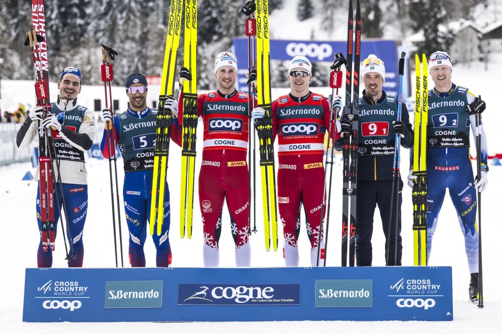 Richard Jouve of France, Even Northug, Erik Valnes of Norway, Calle Halfvarsson and Oskar Svensson of Sweden celebrate after the Men's Team Sprint final during the FIS Cross-Country World Cup on January 31, 2025 in Cogne. Foto: Johanna Säll / BILDBYRÅN