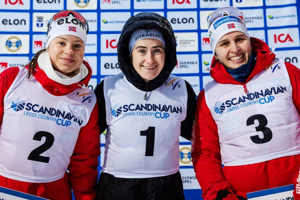 Eva Ingebrigtsen, Bratsberg IL, Ebba Andersson, Piteå Elit SK och Tiril Udnes Weng, Nes Ski på pallen efter damerans 10 km fristil under skidtävlingen Smart Energy Cup den 14 december 2025 i Östersund. 
Foto: Johan Axelsson / BILDBYRÅN