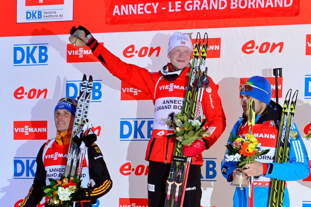 131215, Skidskytte, Världscupen: GEPA-15121384021 - ANNECY,FRANKREICH,15.DEZ.13 - BIATHLON - IBU Weltcup, 12,5km Verfolgung der Herren, Siegerehrung. Bild zeigt den Jubel von Erik Lesser (GER), Johannes Thingnes Boe (NOR), Anton Shipulin (RUS), Carl Johan Bergman (SWE), Benjamin Weger (SUI) und Alexandr Loginov (RUS). Foto: - COP 81 - SWEDEN ONLY