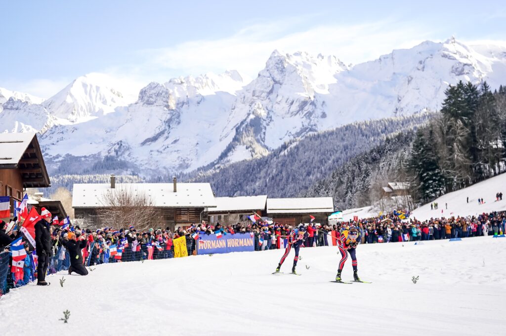 Elsker stemningen og fjellene: Martin Uldal jager Johannes Thingnes Bø under jaktstarten i Annecy Le Grand-Bornand i 2024. Foto: Thibaut/NordicFocus.