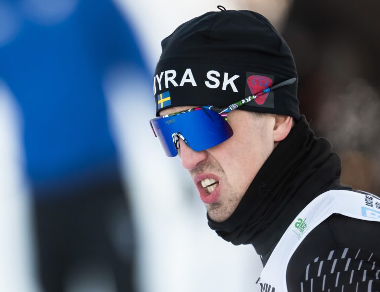 Calle Halfvarsson, Sågmyra SK, competes in the men's sprint prologue during the Swedish cross-country skiing premiere Sverigepremiären on November 21, 2025 in Gällivare. Foto: Maxim Thoré / BILDBYRÅN