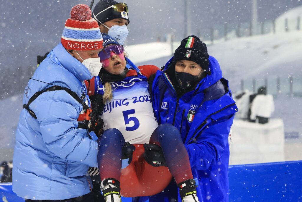 Ingrd Landmark Tandrevold måtte bæres. ut av stadion etter kollaps på jaktstarten under OL 2022. Foto: Manzoni/NordicFocus