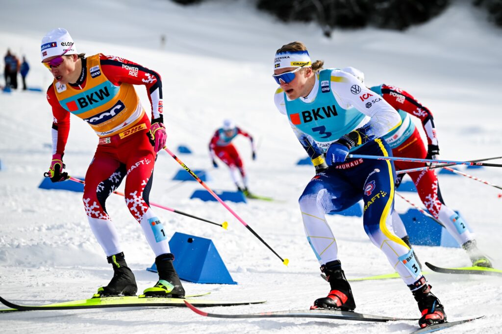 Edvin Anger og Johannes Høsflot Klæbo under sprinten i Goms. Foto: Authamayou/NordicFocus