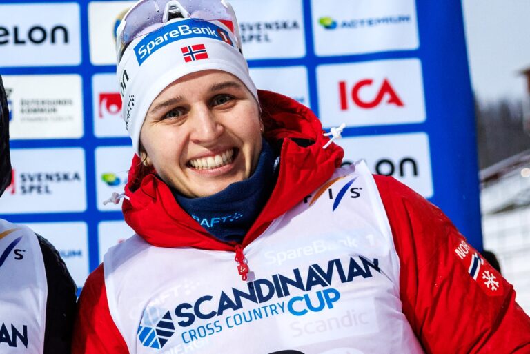 Tiril Udnes Weng, Nes Ski på pallen efter damerans 10 km fristil under skidtävlingen Smart Energy Cup den 14 december 2025 i Östersund. Foto: