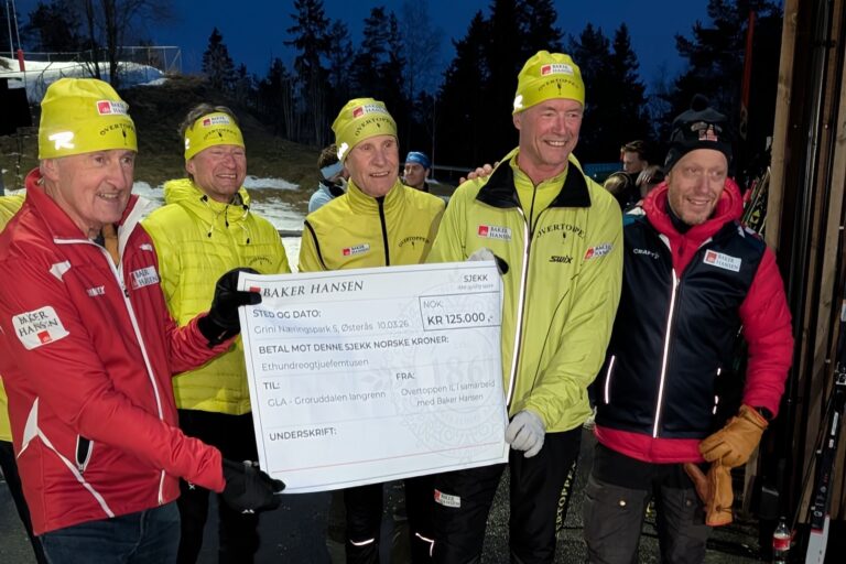 På bildet ser vi Bakeren Hansen himself v/Morten Hals (t.v) overrekke stipendet i form av en diger sjekk til GLA v/Tore Bjonviken (t.h). I midten Eivind Sørlie, Ole Petter Knoph og Andreas Scheel som representanter for Overtoppen i sitt gjenkjennelige limegule klubbantrekk. Foto: Espen Holm/Overtoppen.