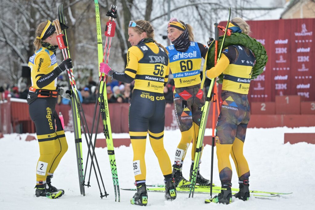 Julie Støstad (nummer 60) ble nummer fire i Vasaloppet i vinter, her sammen med hele pallen: Emilie Fleten (til høyre) vant foran Hanna Lodin, mens Anikken Gjerde Alnæs (til venstre) ble nummer tre. Foto: Nordic Focus