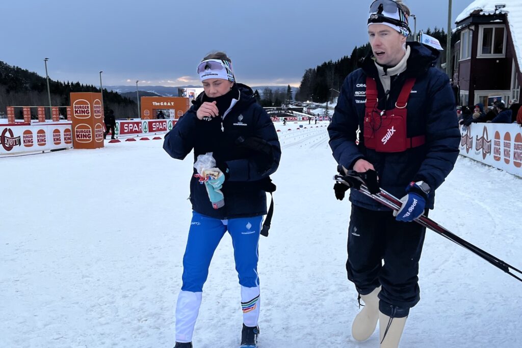 Trenerprofil slår alarm om totalt kaos to uker før start: – Ingen vet noe