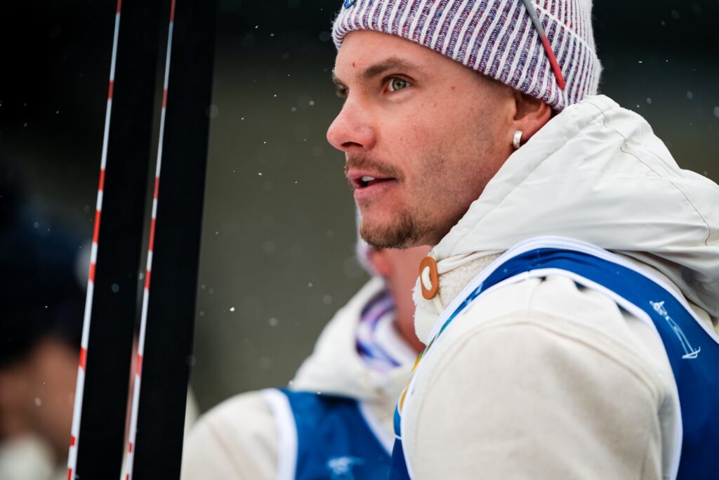 Den franske skiskytterstjernen Emilien Jacquelin er elsket også i Italia, ikke minst for hans gest til den avdøde sykkelstjernen Marco Pantani: Jaquelin går med en av syklistens gullringer i øret - en ring han har fått låne av Pantanis familie. Foto: Thibaut/NordicFocus.