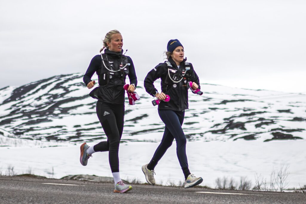 250602 Emma Ribom och Ebba Andersson under ett förläger med Sveriges landslag i skidor den 2 juni 2025 i Riksgränsen.
Foto: Maxim Thoré / BILDBYRÅN