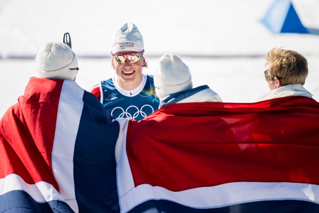 Emil Iversen, Martin Løwstrøm Nyenget, Einar Hedegart og Johannes Høsflot Klæbo vant OL-stafetten I Val di Fiemme. Den ble sendt på NRK. Ingen vet hvem som sender VM I Falun. Foto: Maxim Thore / BILDBYRÅN