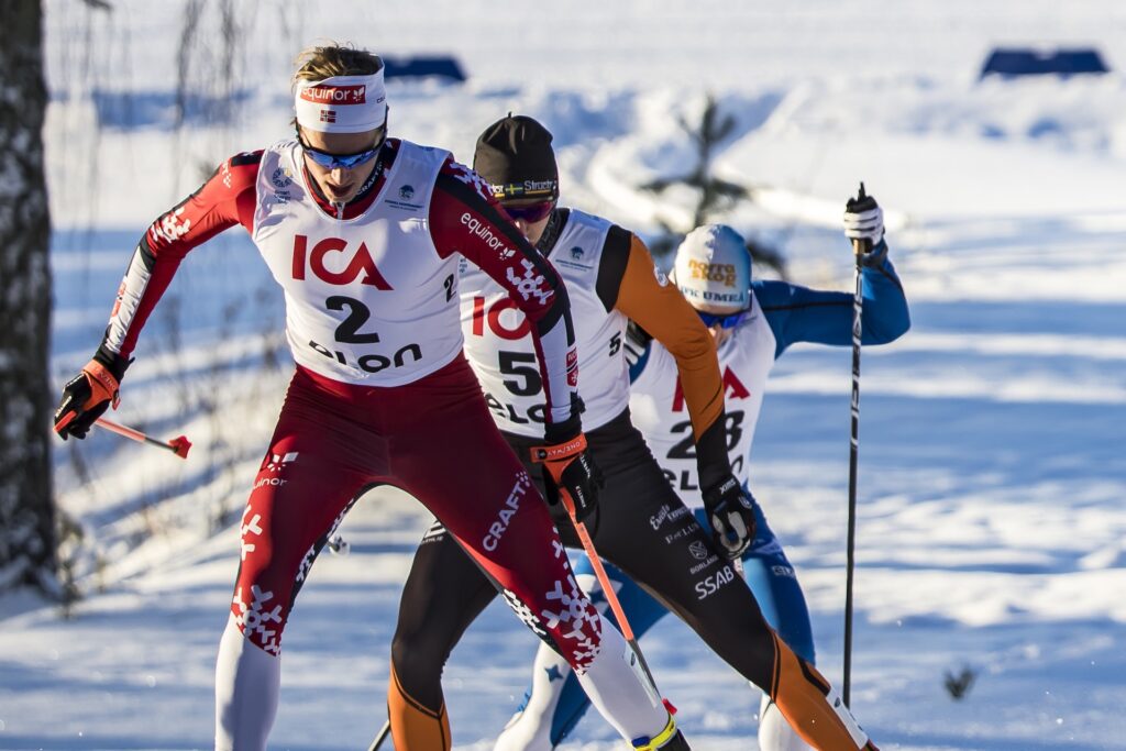 Lars Agnar Hjelmeset, Gjelleraasen If, NOR och Bosse Lövgren, Östersunds SK, SWE tävlar i herrarnas sprint kvartsfinal under Smart Energy Cup Skandinavisk Cup den 11 januari 2025 i Falun. Foto: Daniel Eriksson / BILDBYRÅN