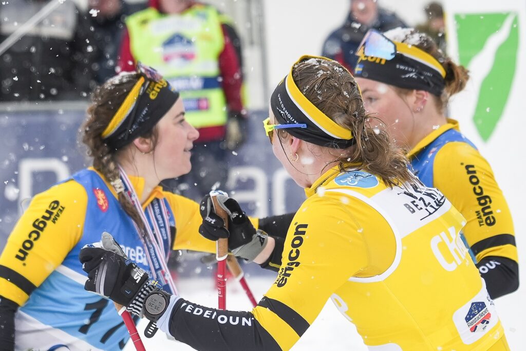 Ebba Andersson sammen med lagvenninner i Team Engcon: Anikken Gjerde Alnæs og Hanna Lodin. Foto: Barbieri/NordicFocus
