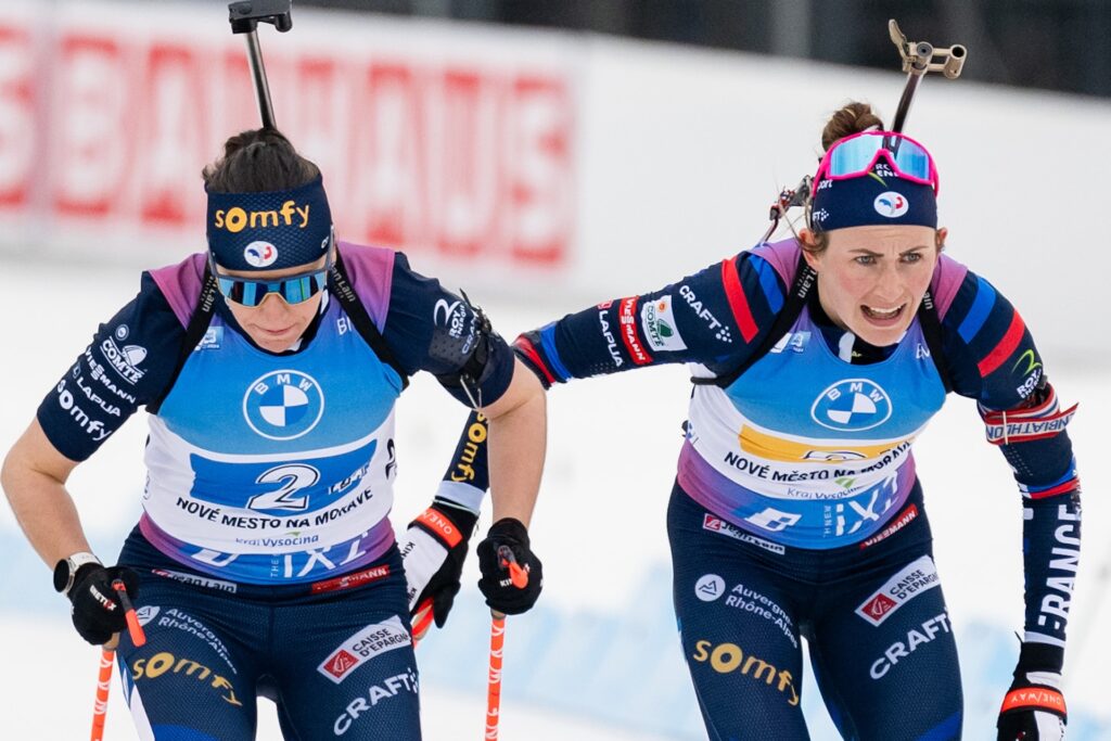 Julia Simon (til venstre) og Justine Braisaz-Bouchet har et anstrengt forhold etter svindelskandalen. Foto: Petter Arvidson / BILDBYRÅN 