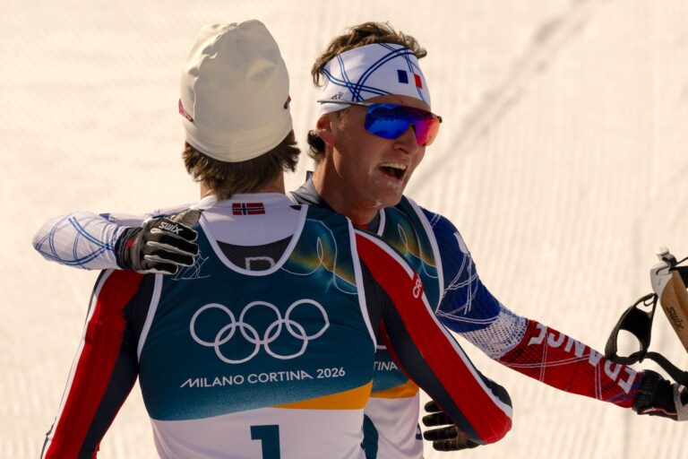 260208 Skidor VAL DI FIEMME,ITALY,08.FEB.26 - OLYMPICS, CROSS COUNTRY SKIING - Winter Olympic Games Milano Cortina 2026, 10km, 10km Skiathlon, men. Image shows the rejoicing of Johannes Hoesflot Klaebo (NOR) and Mathis Desloges (FRA).. Photo: - COP 81 - SWEDEN AND NORWAY ONLY