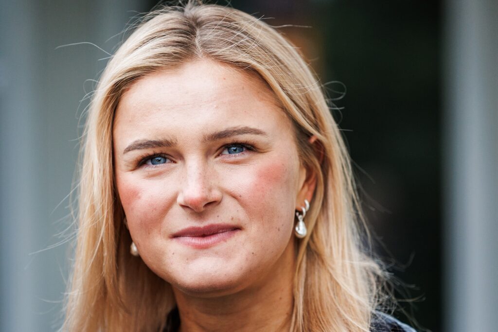 Frida Karlsson under en pressträff med svenska skidlandslaget den 30 september 2025 i Östersund.