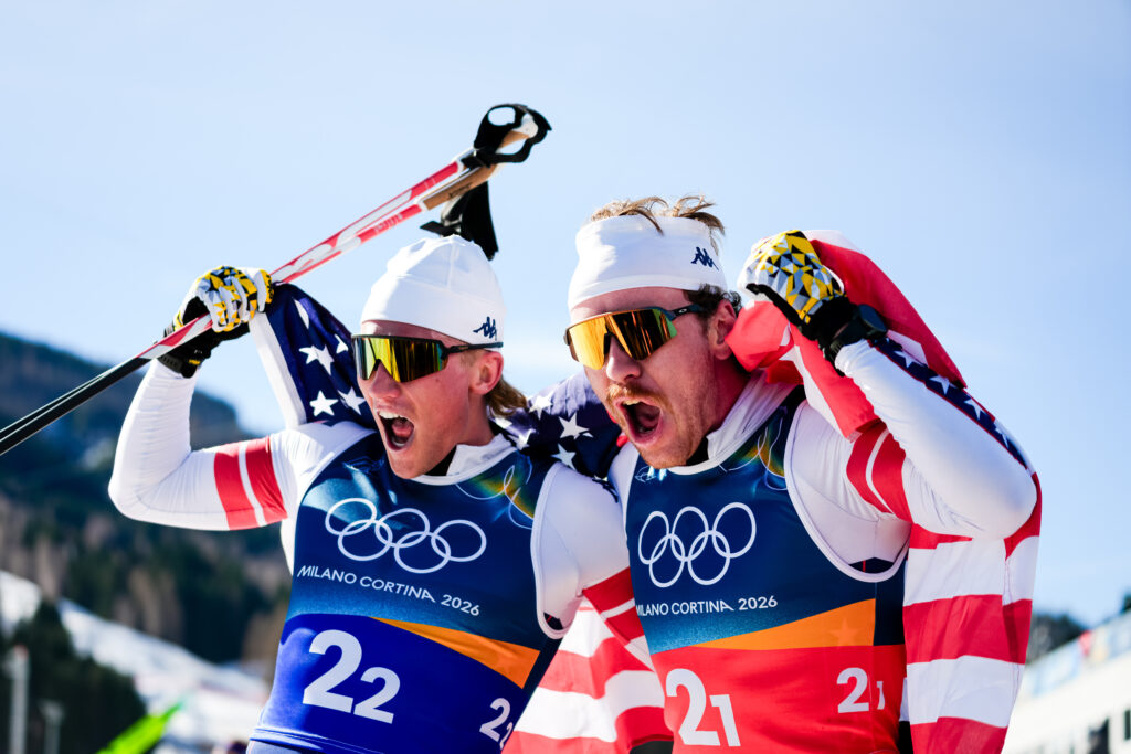 Den første OL-medaljen tok Ben Ogden på sprinten. Den andre på teamsprinten sammen med Gus Schumacher. De to har vært kompiser og konkurrert sammen helt siden juniortida. I år tok de OL-sølv sammen på teamsprinten. Foto: Vanzetta/NordicFocus