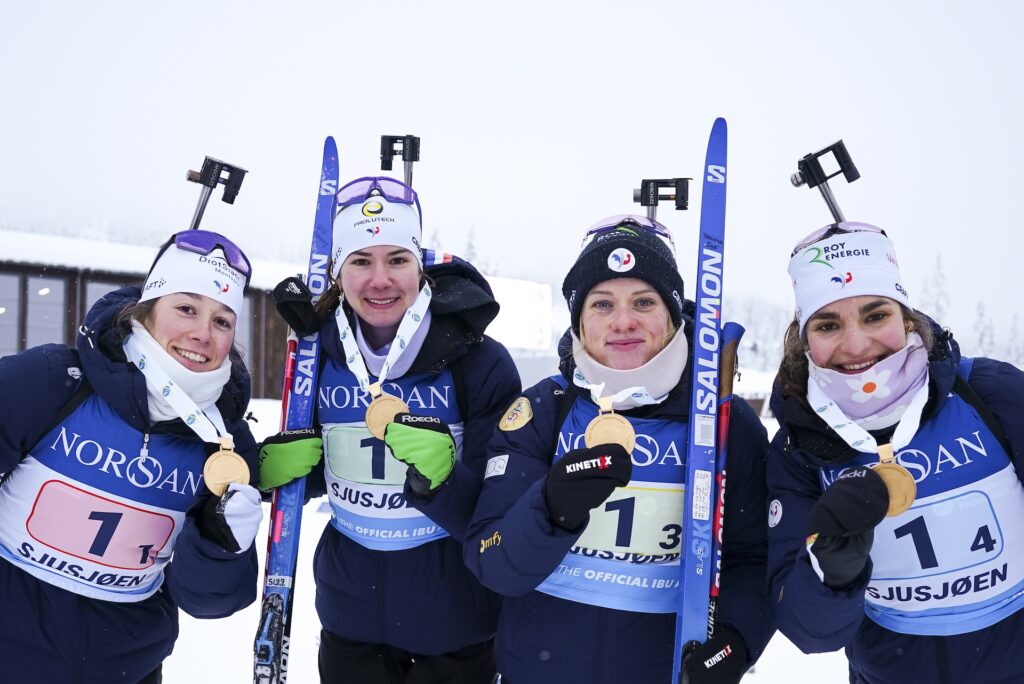 Celia Henaff, Voldiya Galmace Pauliun, Sophie Chauveau og Gilonne Guigonnat tok gull på stafetten under EM 2026 på Sjusjøen. Foto: Nordic Focus
