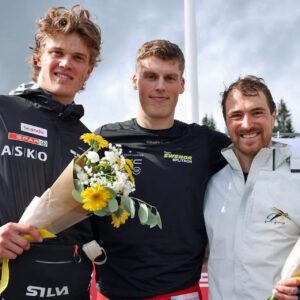 Amund Korsæth (til venstre) og Andreas Bergsland tok henholdvis sølv og gull på herrenes 10km klassisk på første dag av rulleski-VM i Madona. Tyske Thomas Bing tok bronse. Foto: Agris Veckalniņš/Latvian Ski Federation