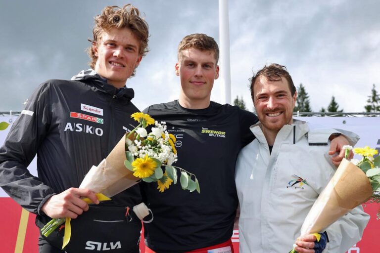 Amund Korsæth (til venstre) og Andreas Bergsland tok henholdvis sølv og gull på herrenes 10km klassisk på første dag av rulleski-VM i Madona. Tyske Thomas Bing tok bronse. Foto: Agris Veckalniņš/Latvian Ski Federation