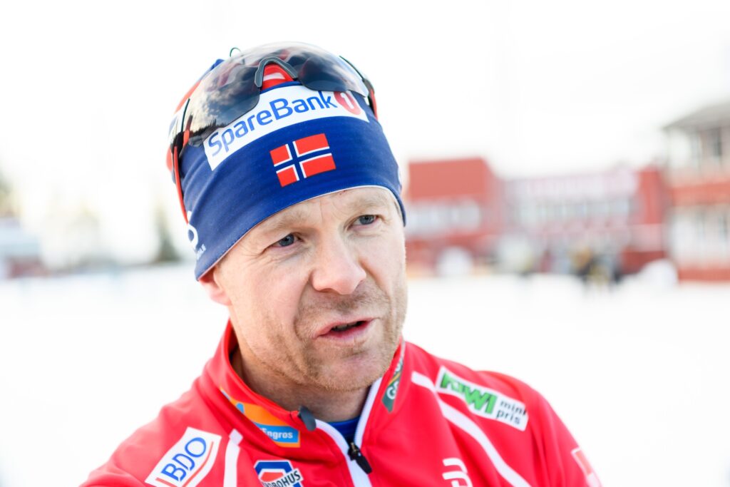 Landslagslege i Norges Skiforbund Ove Feragen sier at han ikke kjenner til at noen av dagens løpere samarbeider med Frank Evertsen, men advarer mot å bruke den utestengte skandaletreneren etter at rykter har dukket opp om at han er tilbake i miljøet. Foto: Carl Sandin / BILDBYRÅN