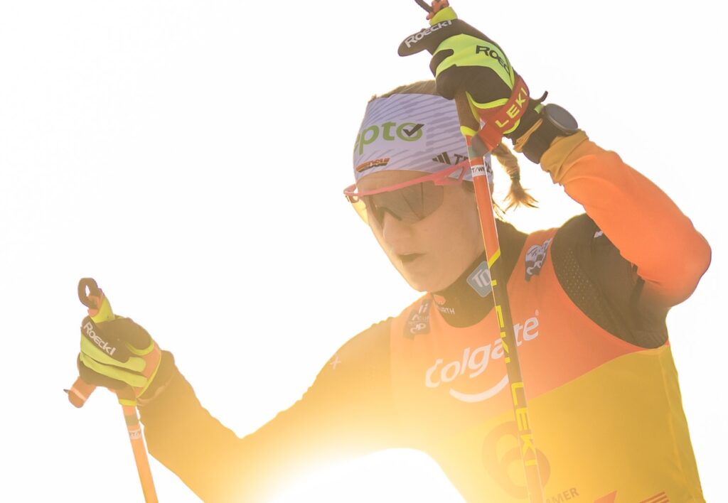 241208 Victoria Carl of Germany and Krista Pärmäkoski of Finland competes in women's cross country skiing skiathlon during the FIS Cross-Country World Cup on December 8, 2024 in Lillehammer. Photo: / kod MB / MB1019