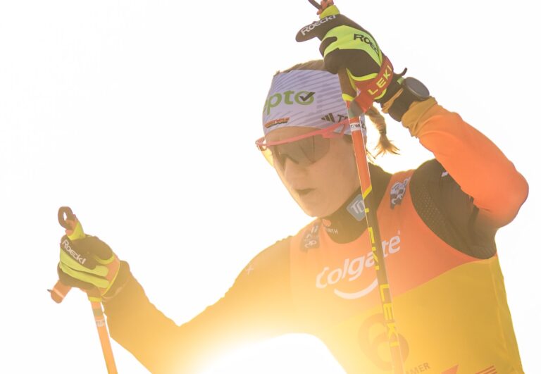 241208 Victoria Carl of Germany and Krista Pärmäkoski of Finland competes in women's cross country skiing skiathlon during the FIS Cross-Country World Cup on December 8, 2024 in Lillehammer. Photo: / kod MB / MB1019