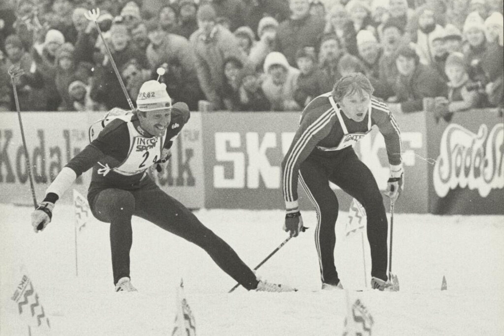 Målgangen på VM-stafetten i langrenn i Holmenkollen i 1982. Det dramatiske løpet endte med at Oddvar Brå og sovjetrusseren Aleksandr Savjalov ble dømt likt i mål. Foto: Ukjent/NTB/Nasjonalbiblioteket (Lisens: CC BY NC ND 4.0)