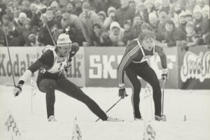 Målgangen på VM-stafetten i langrenn i Holmenkollen i 1982. Det dramatiske løpet endte med at Oddvar Brå og sovjetrusseren Aleksandr Savjalov ble dømt likt i mål. Foto: Ukjent/NTB/Nasjonalbiblioteket (Lisens: CC BY NC ND 4.0)