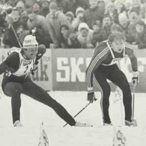 Målgangen på VM-stafetten i langrenn i Holmenkollen i 1982. Det dramatiske løpet endte med at Oddvar Brå og sovjetrusseren Aleksandr Savjalov ble dømt likt i mål. Foto: Ukjent/NTB/Nasjonalbiblioteket (Lisens: CC BY NC ND 4.0)